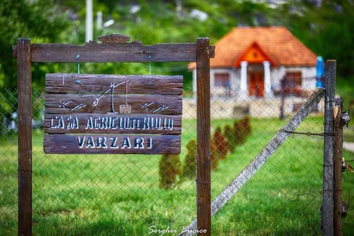 Casa Agricultorului Varzari Butuceny Bagian luar foto